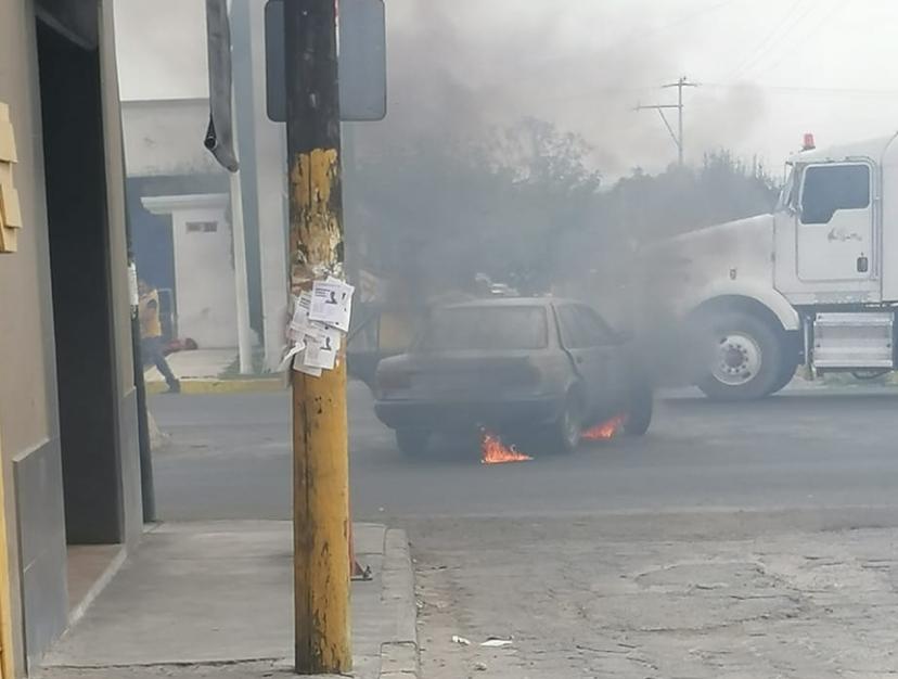 Se incendia vehículo en pleno bulevar de Tecamachalco