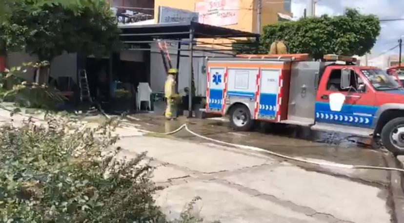 Fuego consume comercio en el centro de Izúcar