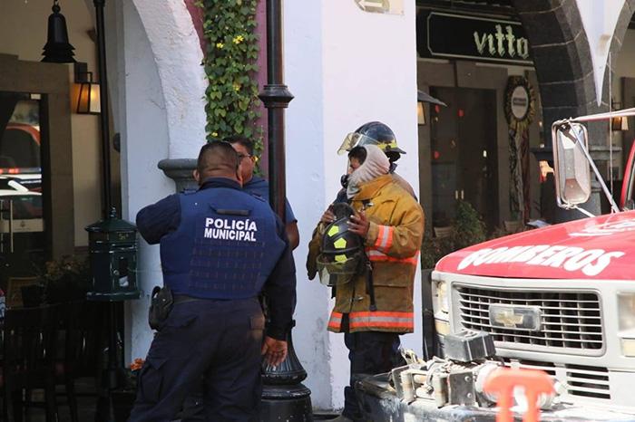 Incendio casi consume restaurante en zócalo de Atlixco