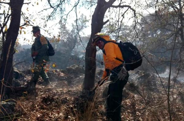 El cerro El Brujo lleva tres días ardiendo