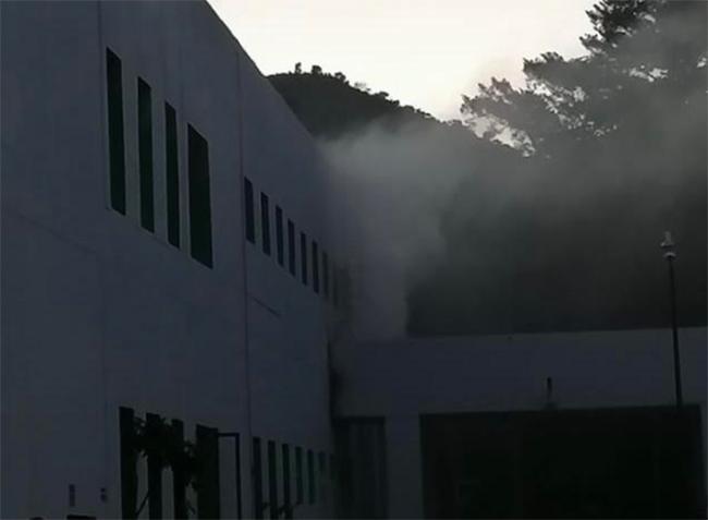 Se registra incendio en la planta de lavado del IMSS Metepec