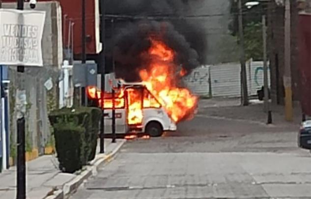 VIDEO Se calcina ruta 33 en el barrio de Analco en Puebla