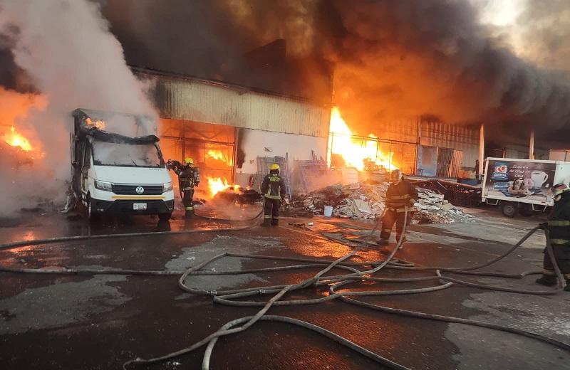 VIDEOS Consume incendio a bodega de Gamesa y Sabritas en Puebla