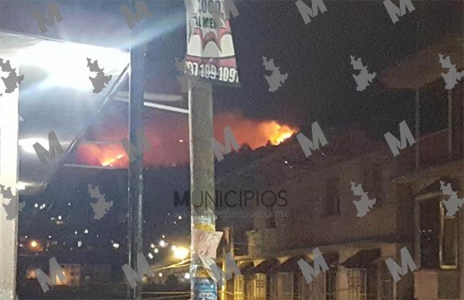 Incendio sin control causa alarma entre pobladores de Huauchinango