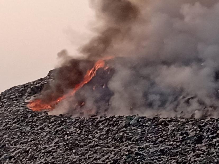 Incendio en el relleno sanitario de Tehuacán solo se ha controlado en un 30 por ciento 