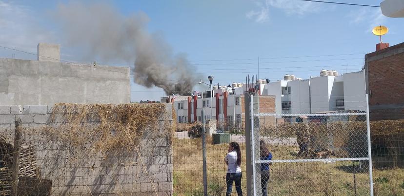 Incendio en vivienda alerta a vecinos de Texmelucan