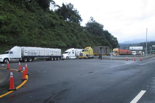 Incendio de tractocamión cierra autopista México-Tuxpan