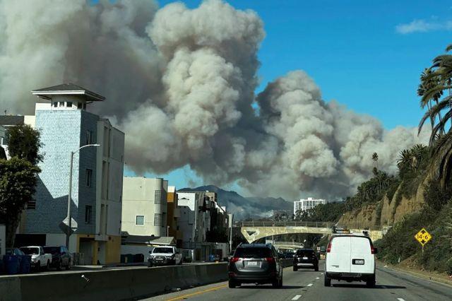 No hay reporte de víctimas mexicanas por incendio en Los Ángeles