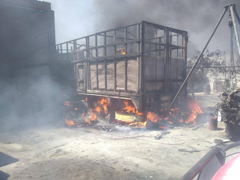 Incendio en taller mecánico moviliza a bomberos de Tecamachalco