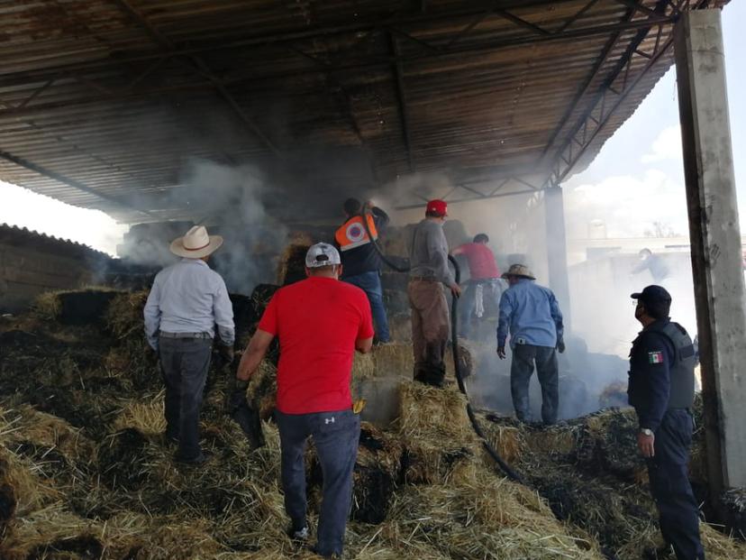 Se incendia bodega con mil pacas de zacate en Tlalancaleca