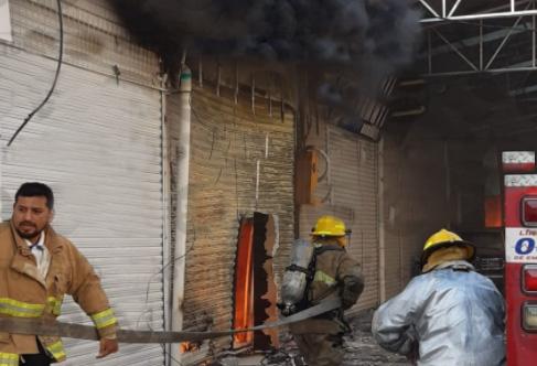 Se incendia local en tianguis de Texmelucan