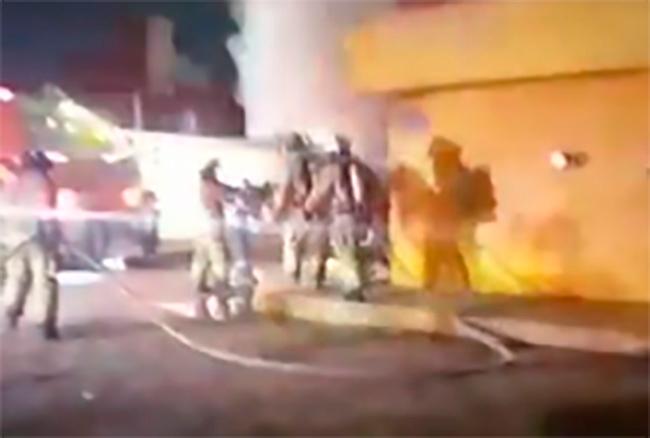 Incendio calcina coasa y negocio en la colonia Roma en Puebla