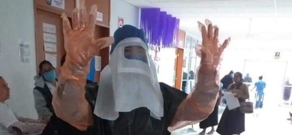 Indígenas usan bolsas de plástico para protegerse de Covid-19