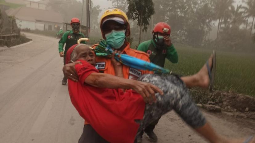 Unas 2 mil personas han evacuado por erupción de volcán en Indonesia