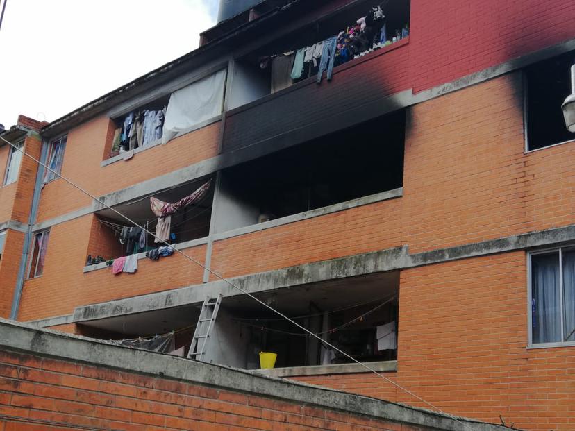 VIDEO Se calcina departamento en Infonavit Minera en Teziutlán