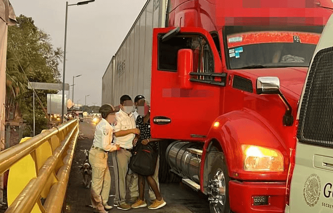 Trasladaban a migrantes en la cabina de un tráiler de Tapachula