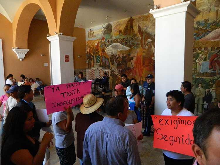 Con palos, piedras y silbatos se arman en Tehuacán contra la delincuencia
