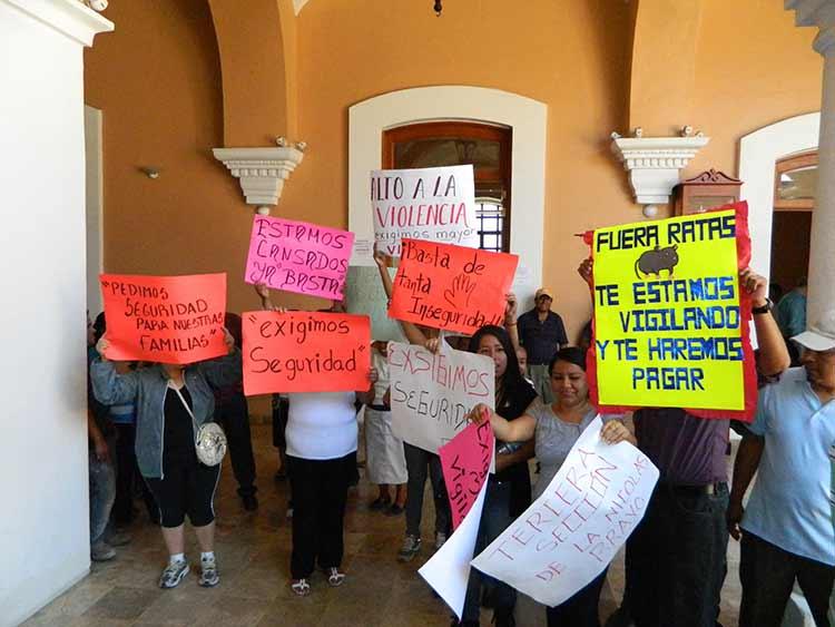 Con palos, piedras y silbatos se arman en Tehuacán contra la delincuencia