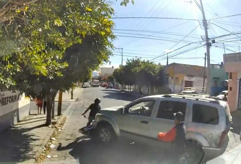 VIDEO Intento de asalto termina a disparos y con un atropellado en Tehuacán