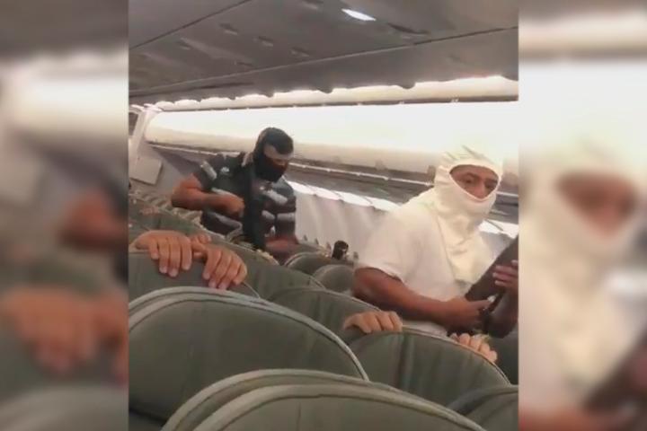 VIDEO Secuestro de avión de Interjet por terroristas se hace viral