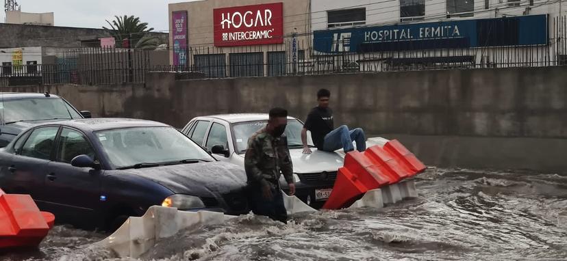 Intensa lluvia provoca inundaciones en Valle de México