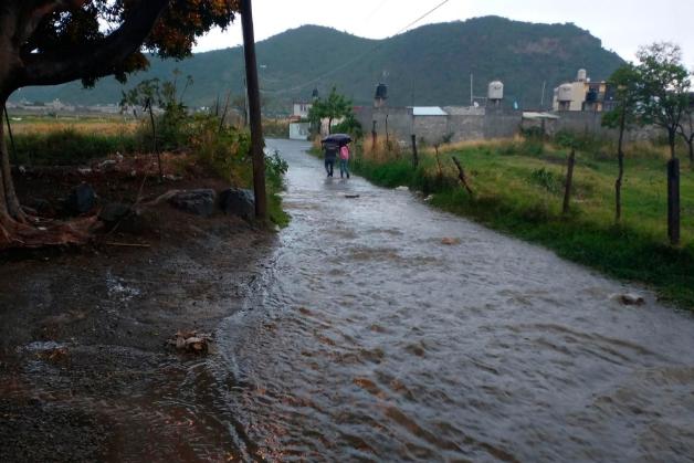 Empresa en Atlixco inunda calles con aguas negras