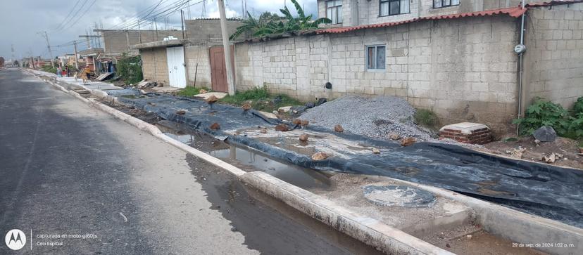 Vecinos de Temaxcalac en Texmelucan cierran carreteras tras sufrir inundaciones