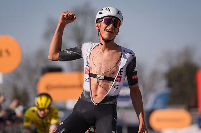 Isaac Del Toro hace historia al liderar el Giro de Italia con 21 años