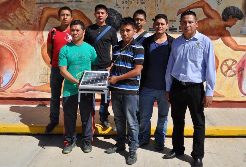 Desarrollan en la Mixteca alumbrado con celdas solares