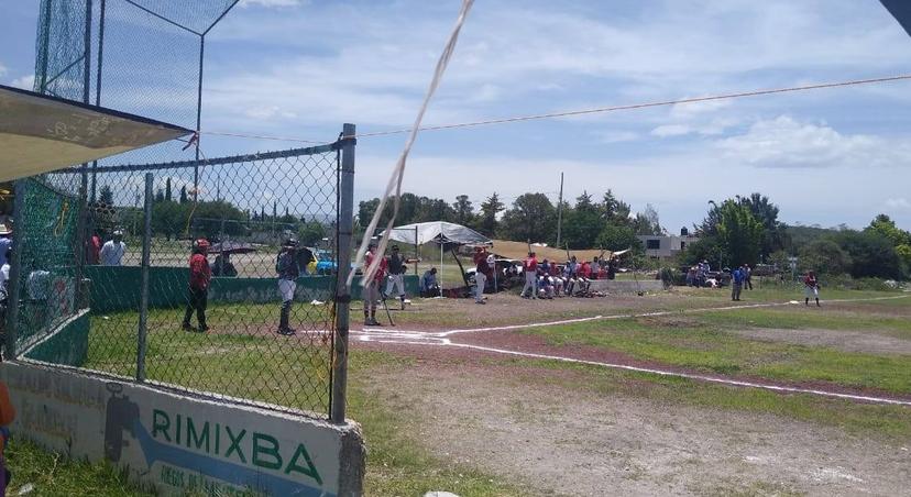 En Ixcaquixtla organizan partido de béisbol en plena contingencia