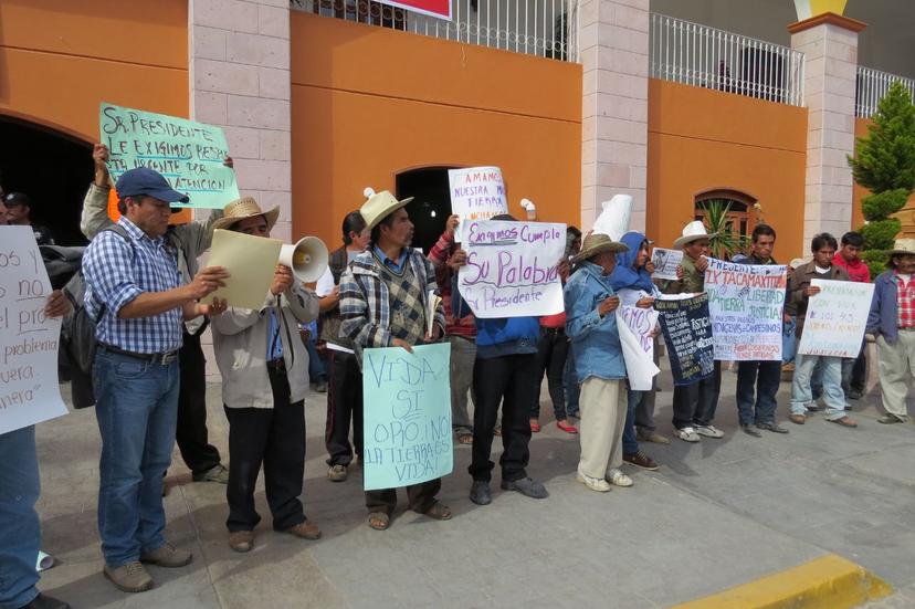 Toman alcaldía de Ixtacamaxtitlán contra minera canadiense