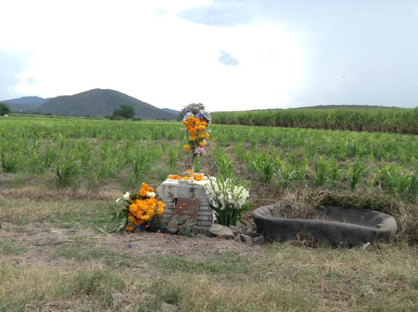 Carreteras de Izúcar, con cruces y flores en este día