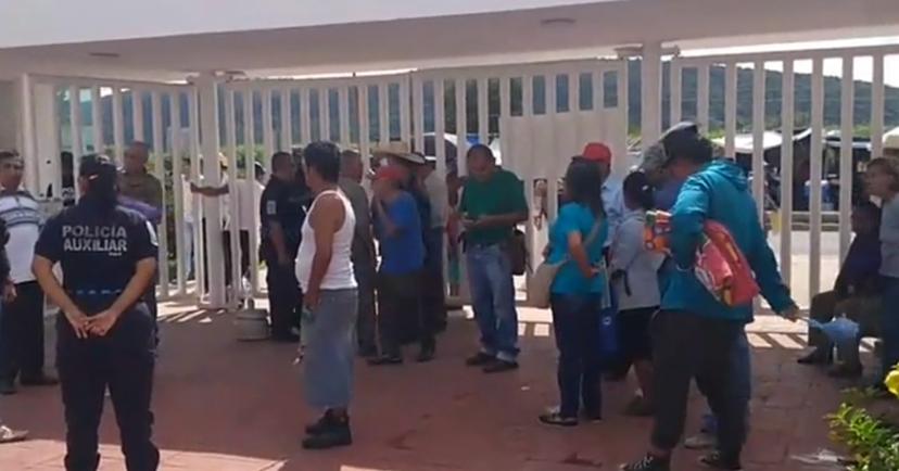 Protestan afuera del Hospital Gral de Izúcar por deficiencias 