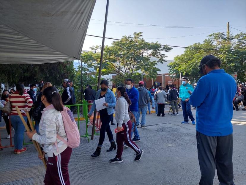 Con gran afluencia arranca jornada de refuerzo de vacunación covid en Izúcar  