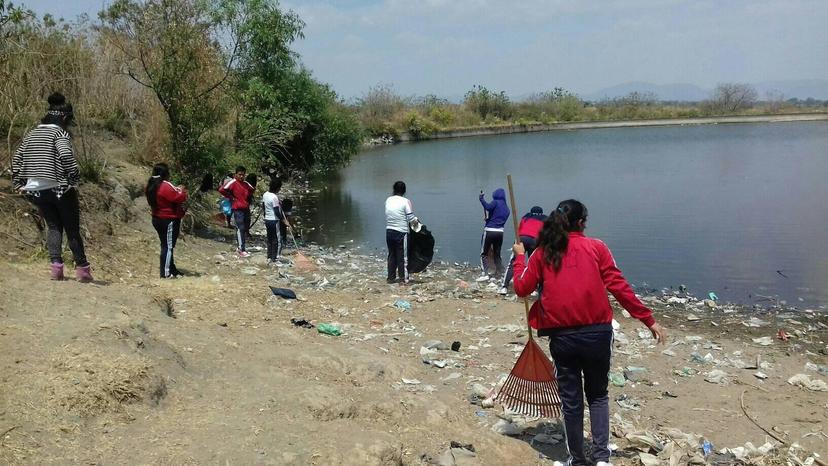 Estudiantes sacan 50 kilos de basura de jagüey en Atlixco