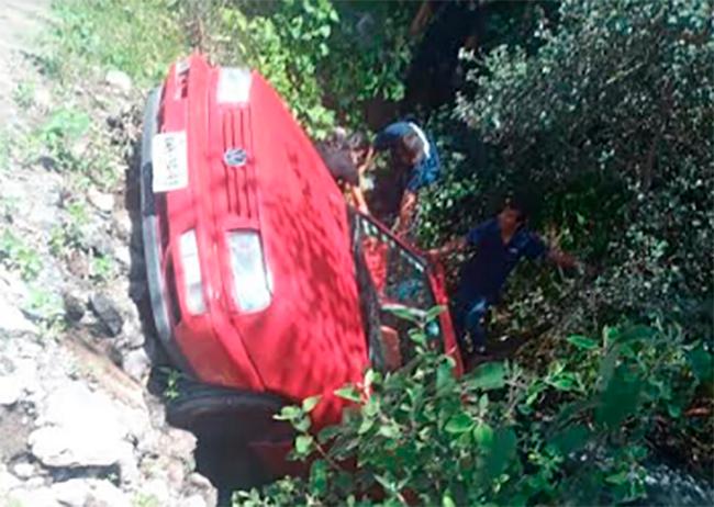 Cae vehículo de puente en Huejotzingo