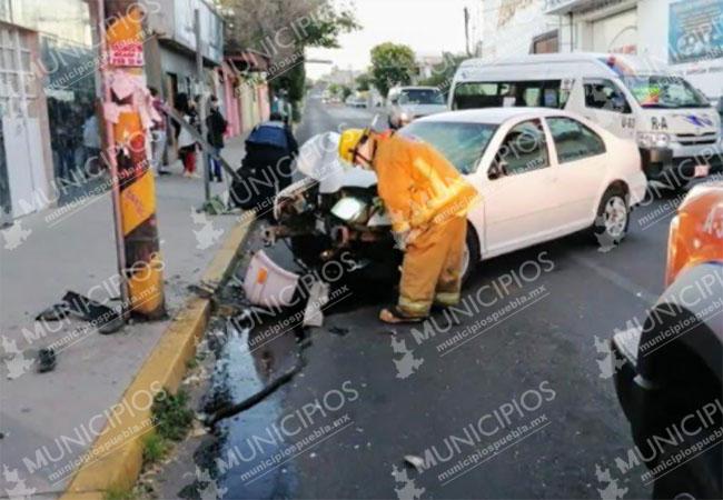 Se sube a la banqueta y embiste a dos personas sobre la 25 poniente en Puebla