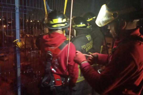 VIDEO Bomberos rescatan a joven que intentaba quitarse la vida