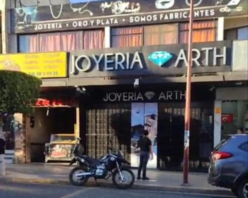 A mano armada asaltan joyería en pleno centro de Tehuacán