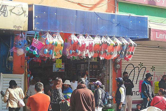 Reyes Magos se olvidan de sana distancia y abarrotan jugueterías en Texmelucan