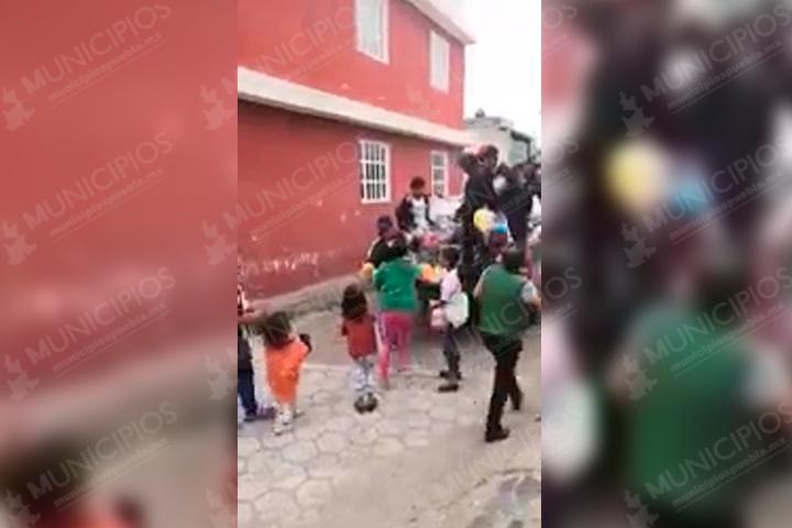 Al ritmo de minions, líder huachicolero regala juguetes en Texmelucan