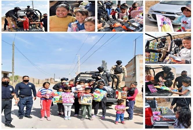 Policías de Coronango apoyan a Reyes Magos en entrega de juguetes