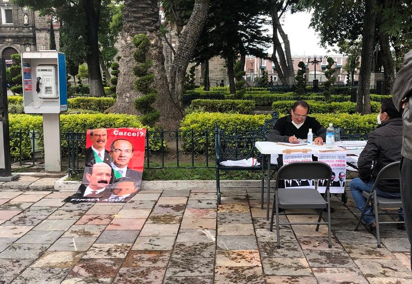 Poblanos en el zócalo firman para enjuiciar a expresidentes