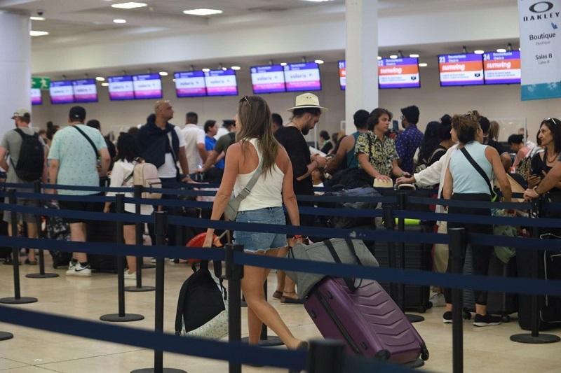Quedan atorados 244 turistas de Italia en el aeropuerto de Cancún