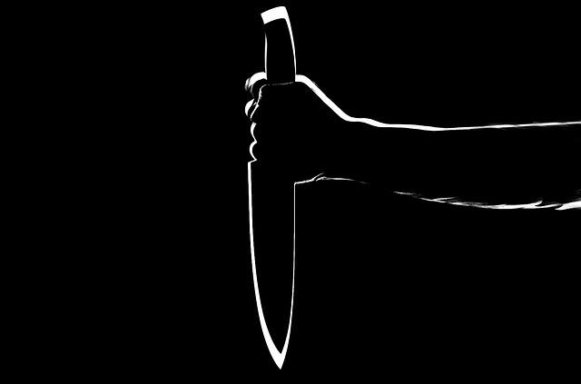 Mujer rapta a bebé amenazando a la madre con cuchillo