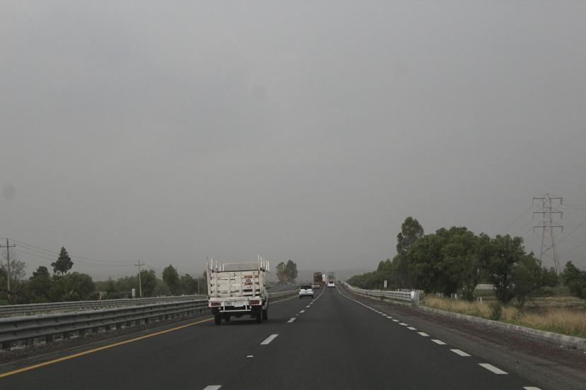 Por la lluvia, un tráiler se vuelca en la autopista Puebla - Orizaba, el conductor sobrevivió para contarlo