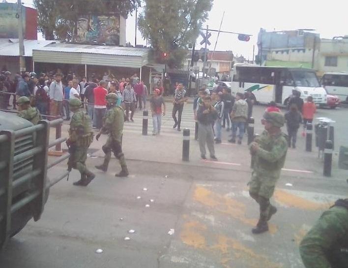 A pedradas despiden a la Guardia Nacional en Mercado Hidalgo