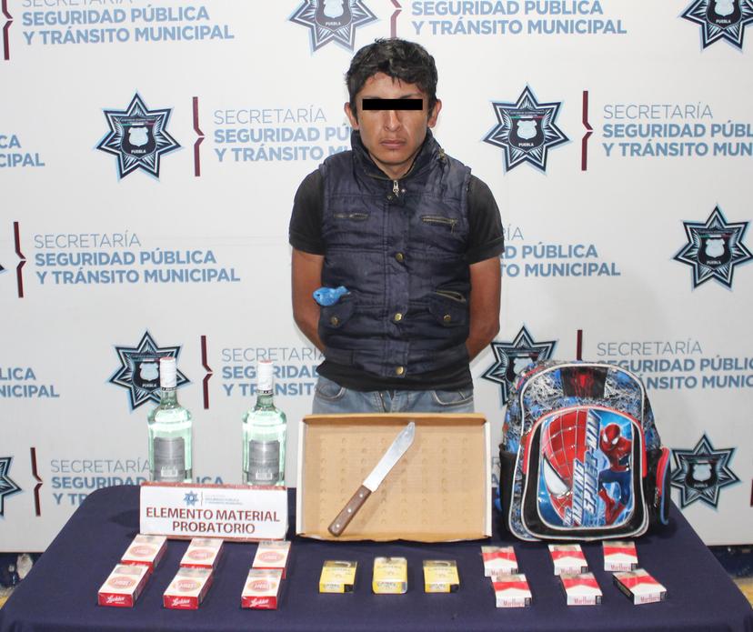 Para obtener licor y cigarros amagó con cuchillo a empleado de Oxxo