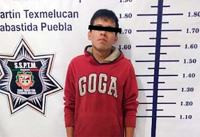 Cae joven que sacaba fotos de coches con auto robado en Texmelucan