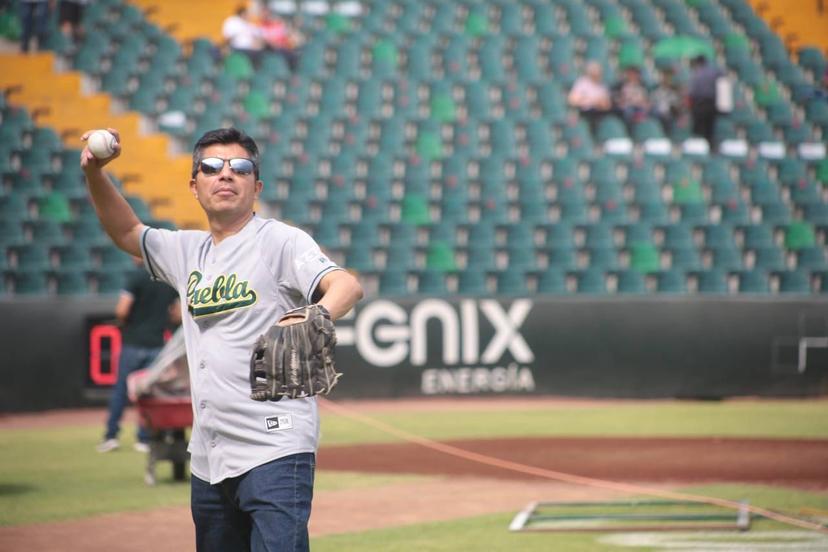 Rivera lanzó la primera bola en el encuentro de Los Pericos